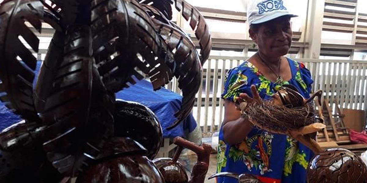 Mama Yane Maria Nari dengan kerajinan tangan dari limbah tempurung kelapa. (Foto: Comm. Rel & CSR Pertamina MOR VIII)